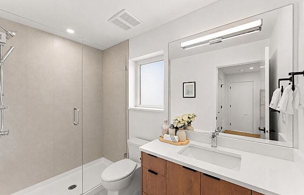 1 1368 Park Drive Marpole