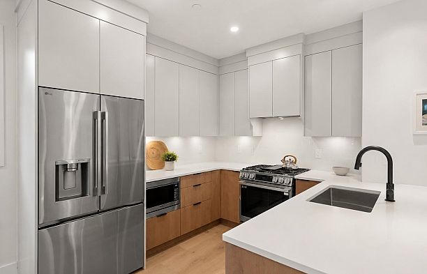 1 1368 Park Drive Marpole
