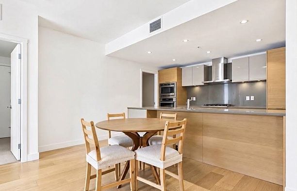 311 1561 W 57th Avenue South Granville