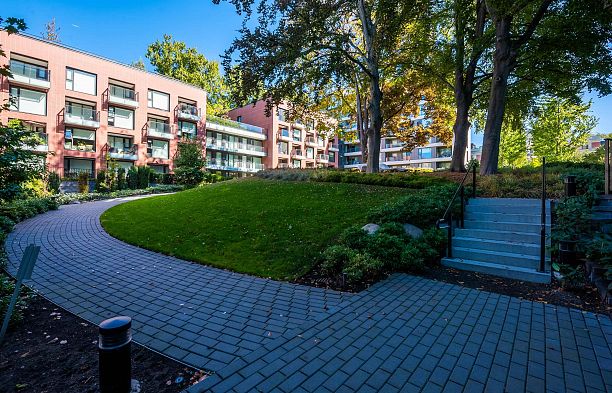 311 1561 W 57th Avenue South Granville