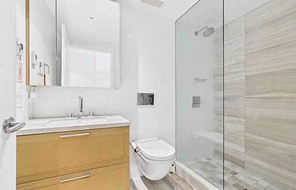 311 1561 W 57th Avenue South Granville