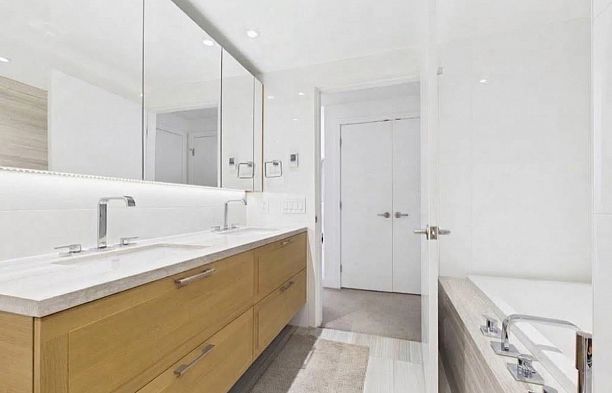 311 1561 W 57th Avenue South Granville