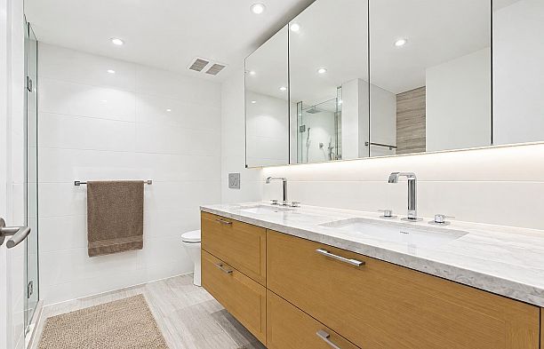 311 1561 W 57th Avenue South Granville