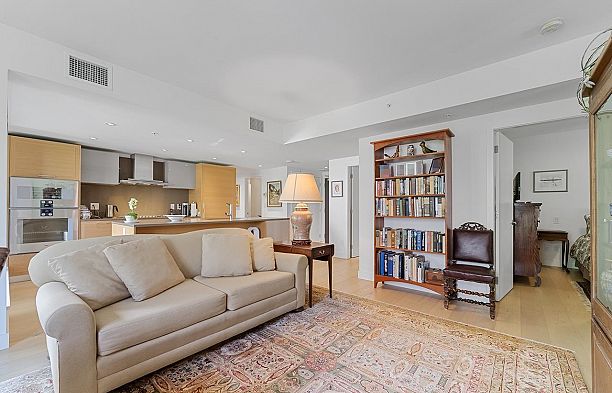 310 1571 W 57th Avenue South Granville