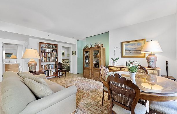 310 1571 W 57th Avenue South Granville