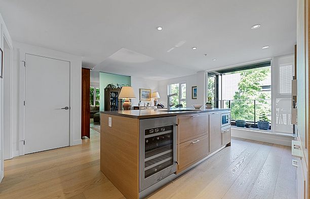 310 1571 W 57th Avenue South Granville