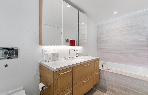 310 1571 W 57th Avenue South Granville