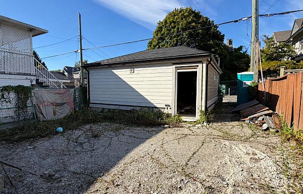 2911 W 34th Avenue MacKenzie Heights