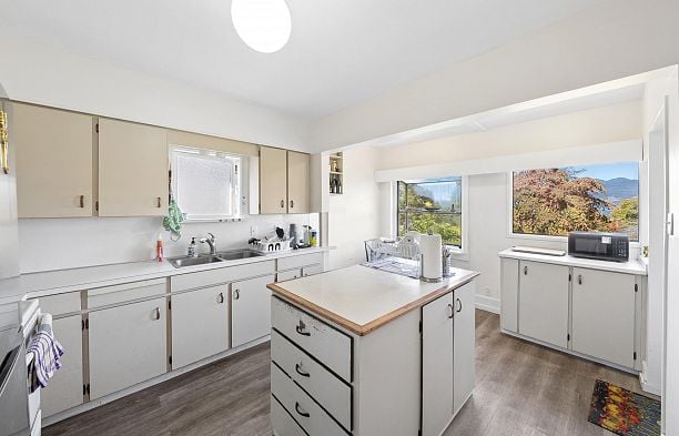3993 W 10th Avenue Point Grey