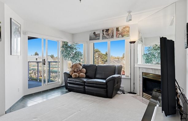 211 3250 W Broadway Kitsilano