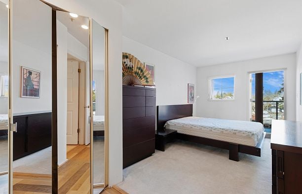 211 3250 W Broadway Kitsilano
