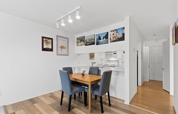 211 3250 W Broadway Kitsilano