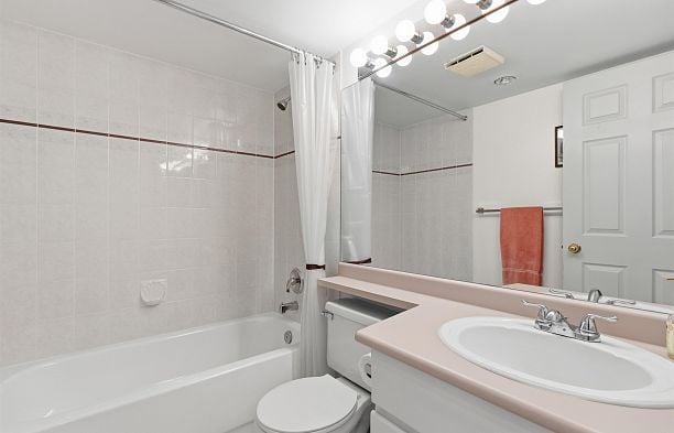 211 3250 W Broadway Kitsilano