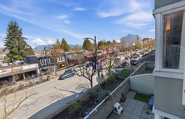 211 3250 W Broadway Kitsilano