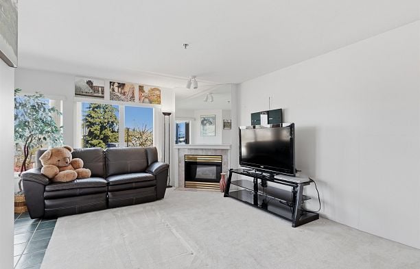 211 3250 W Broadway Kitsilano