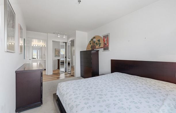 211 3250 W Broadway Kitsilano