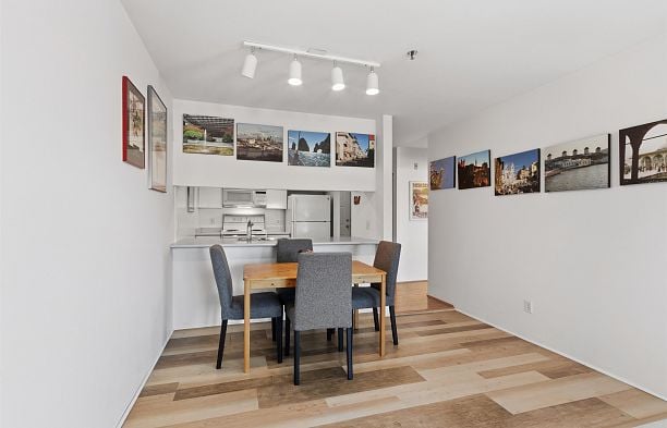 211 3250 W Broadway Kitsilano
