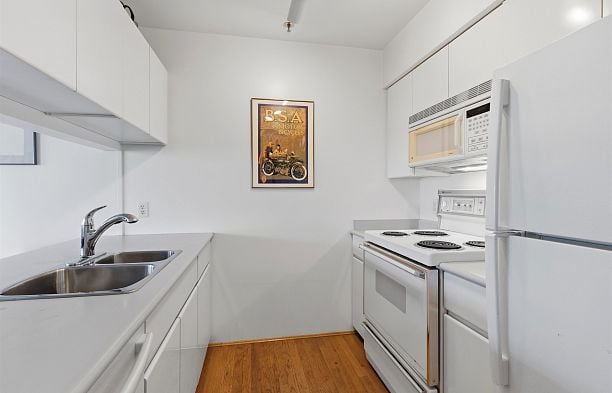 211 3250 W Broadway Kitsilano