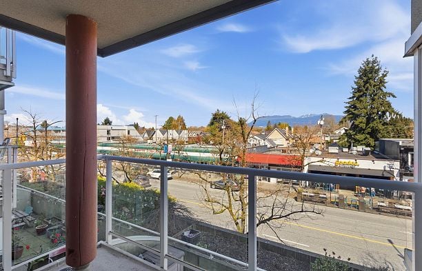 211 3250 W Broadway Kitsilano