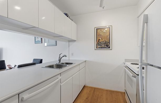 211 3250 W Broadway Kitsilano