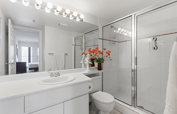 211 3250 W Broadway Kitsilano