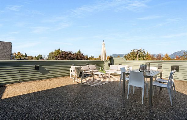 2 127 W 17th Avenue Cambie