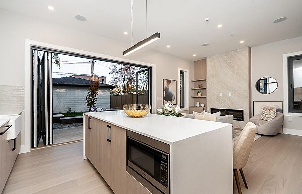 2 4579 W 11th Ave Avenue Point Grey