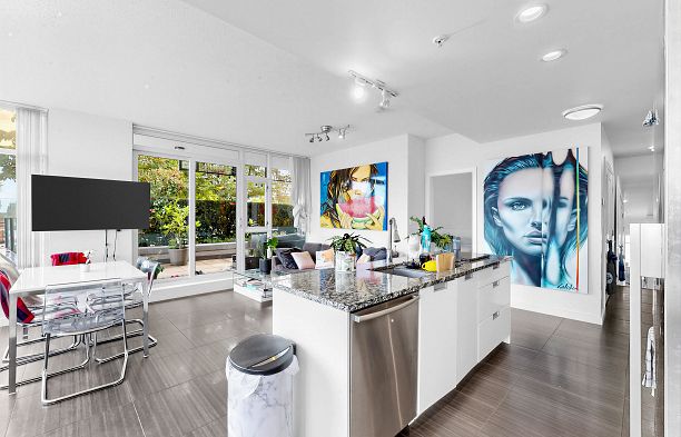 865 2080 W Broadway Kitsilano