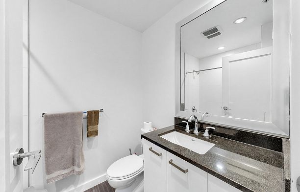 865 2080 W Broadway Kitsilano