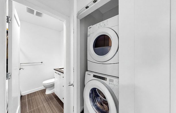 865 2080 W Broadway Kitsilano