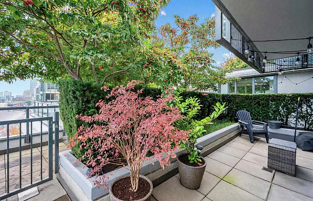 865 2080 W Broadway Kitsilano