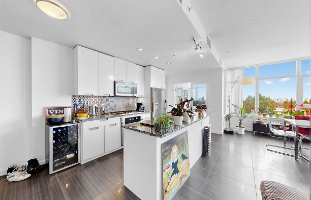 865 2080 W Broadway Kitsilano