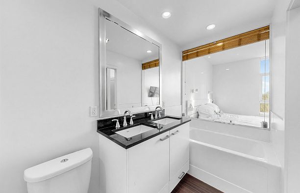 865 2080 W Broadway Kitsilano