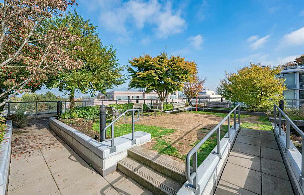 865 2080 W Broadway Kitsilano