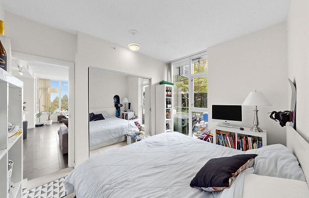 865 2080 W Broadway Kitsilano