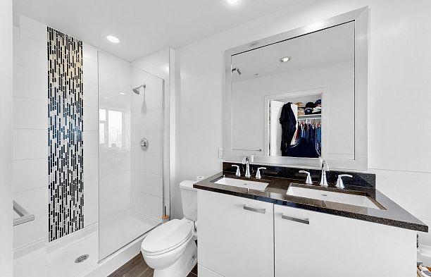 865 2080 W Broadway Kitsilano