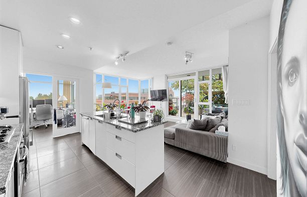 865 2080 W Broadway Kitsilano