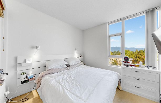 865 2080 W Broadway Kitsilano