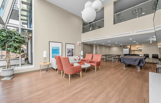 865 2080 W Broadway Kitsilano