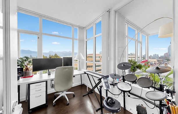 865 2080 W Broadway Kitsilano