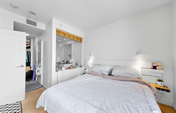 865 2080 W Broadway Kitsilano