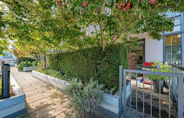 865 2080 W Broadway Kitsilano