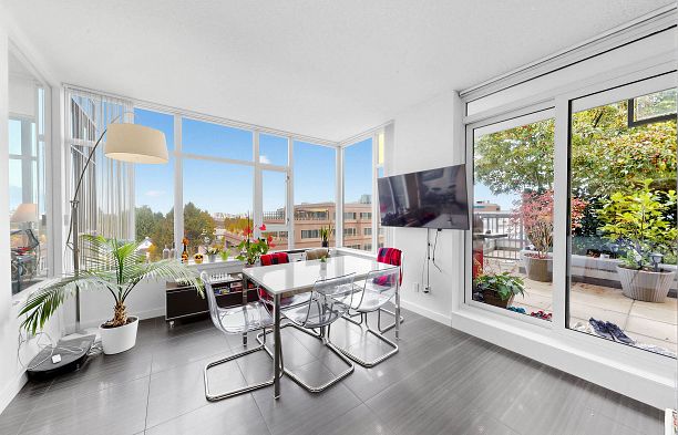 865 2080 W Broadway Kitsilano