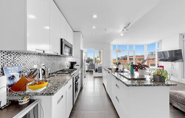 865 2080 W Broadway Kitsilano