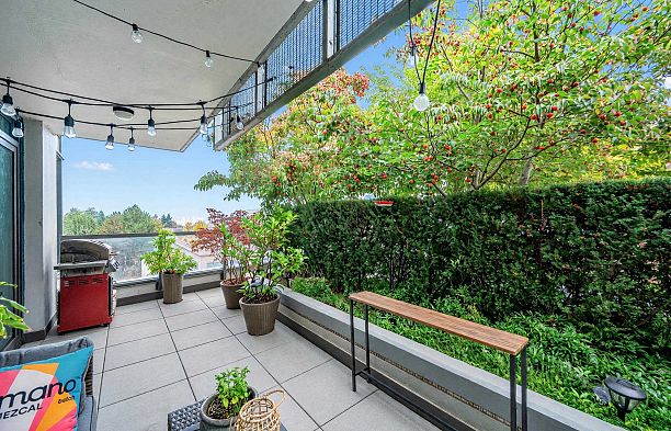 865 2080 W Broadway Kitsilano