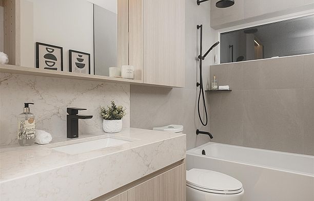 2 2755 W 11th Avenue Kitsilano