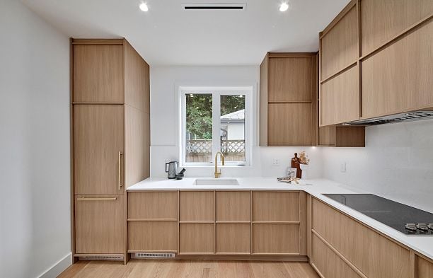 3 4659 W 11 Avenue Point Grey