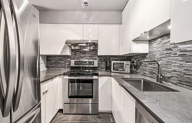 210 889 W 7th Avenue Fairview VW