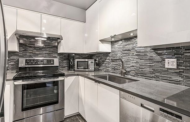 210 889 W 7th Avenue Fairview VW