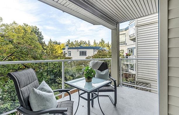 210 889 W 7th Avenue Fairview VW